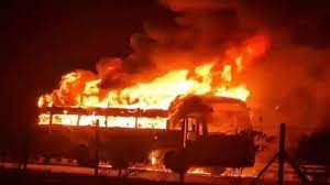 लखनऊ एक्सप्रेसवे पर टूरिस्ट बस में आग